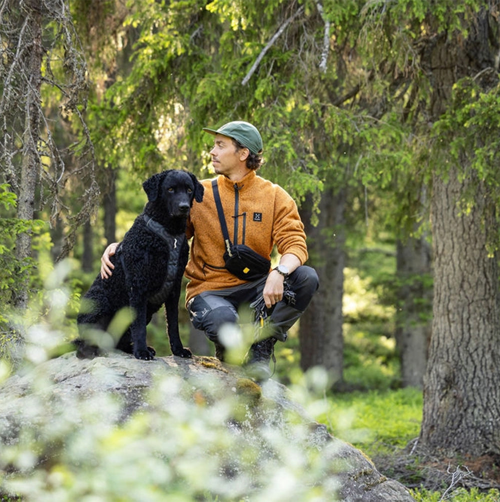 Woolly Wolf Alpha 360 Hip Pack in Schwarz im Einsatz – ideal getragen beim Hundespaziergang, mit praktischem Zugriff auf Leckerlis & Kotbeutel.