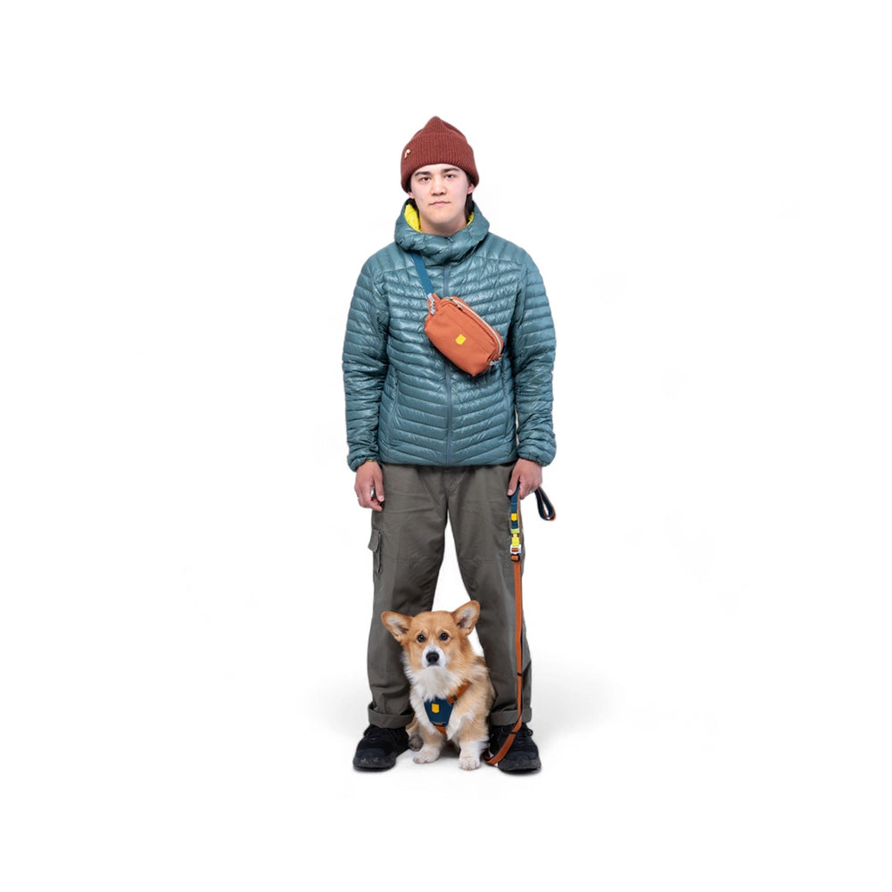 Hüfttasche Alpha 360 in Terrakotta beim Fotoshooting mit Hund – idealer Begleiter bei jeder Gelegenheit.