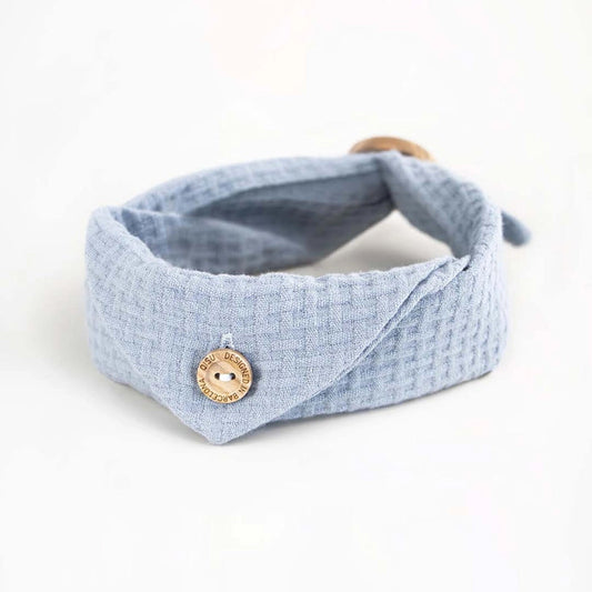 Detailaufnahme vom Knopf aus Holz mit dem Aufdruck: Qisu - Designed in Barcelona