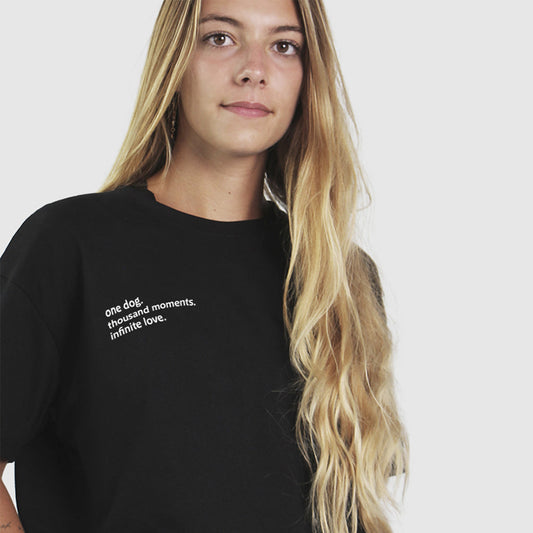 Frau trägt das T-Shirt in schwarz.