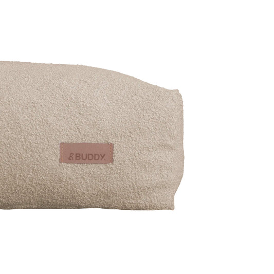 Detailansicht des veganen LeFluff-Logos auf dem Hundebett in Beige