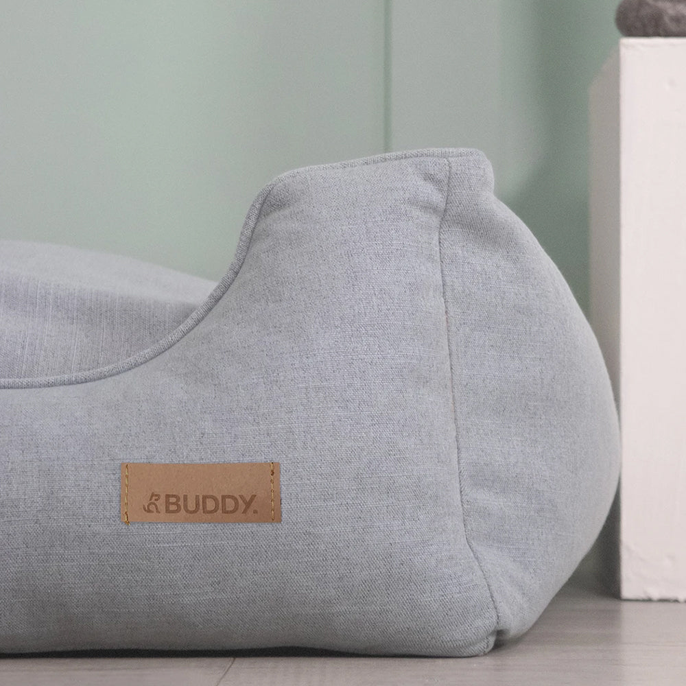 Detailaufnahme des veganen Logos am Hundebett mit Rand