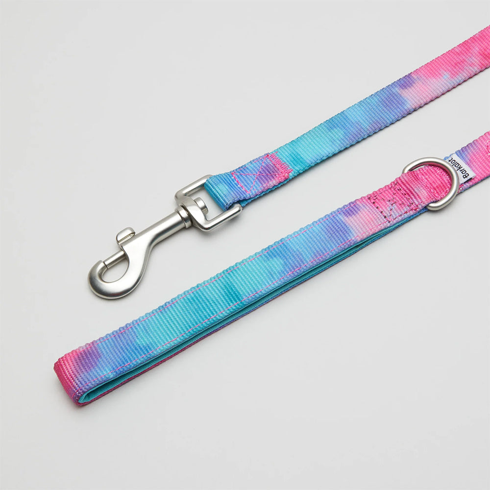 Detailansicht des Karabiners und der gepolsterten Handschlaufe - die nachhaltige Hundeleine Tie Dye in der stylischen Farbe: Multi.