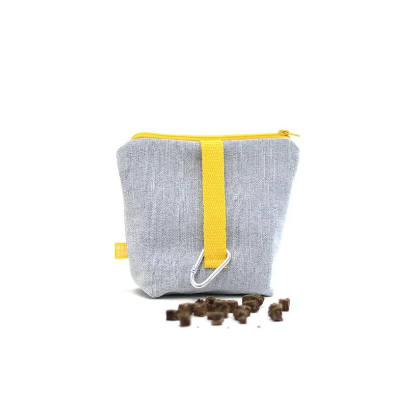 Ansicht von Hinten auf dem Leckerlibeutel Nom Nom in der Farbe: Beach und mit Karabiner bzw. Schlaufe zum Befestigen.