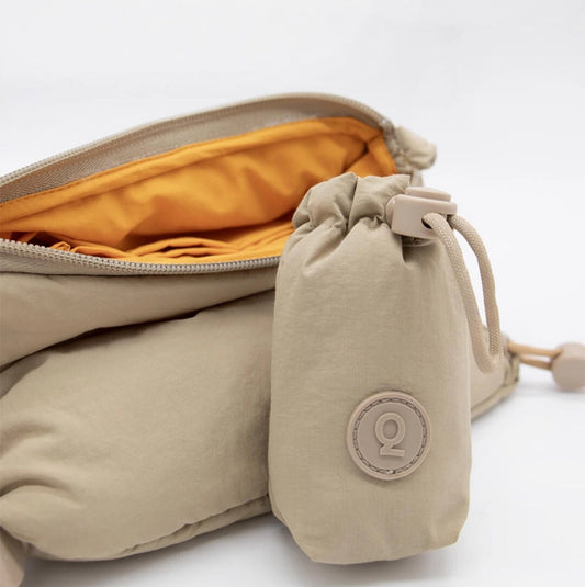 Leckerlibeutel ist angelehnt an eine Tasche aus dem selben Materialien. Sicht ist auf das Q für Qisu - dezentes Logo.