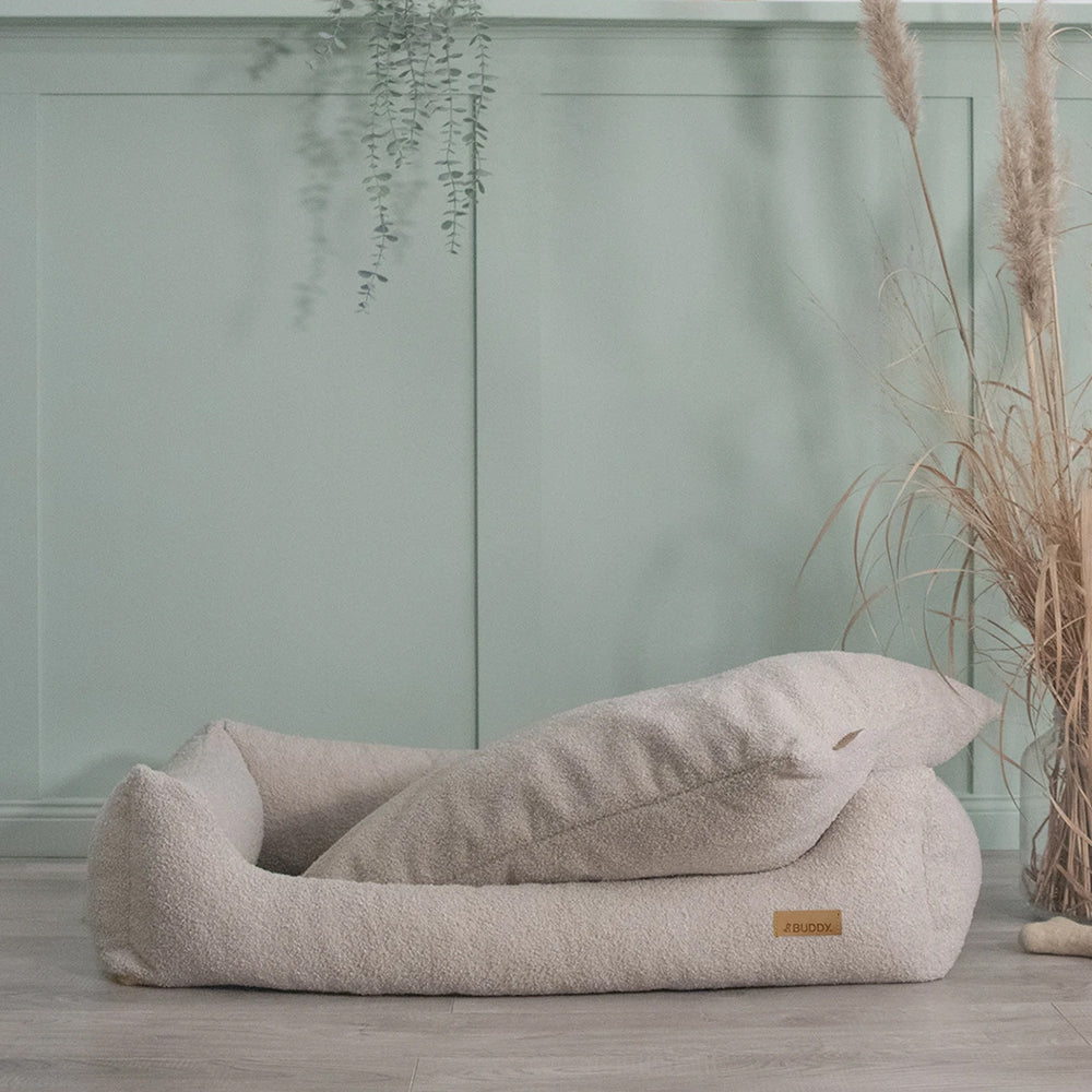 LeFluff Hundebett mit Rand in Beige mit Liegekissen obenauf in wohnlicher Umgebung