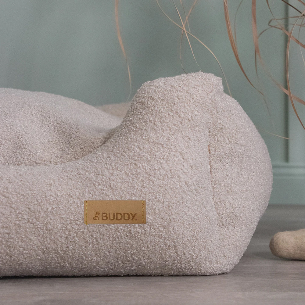 Detailaufnahme des veganen Logos auf dem LeFluff Hundebett mit Rand in Beige