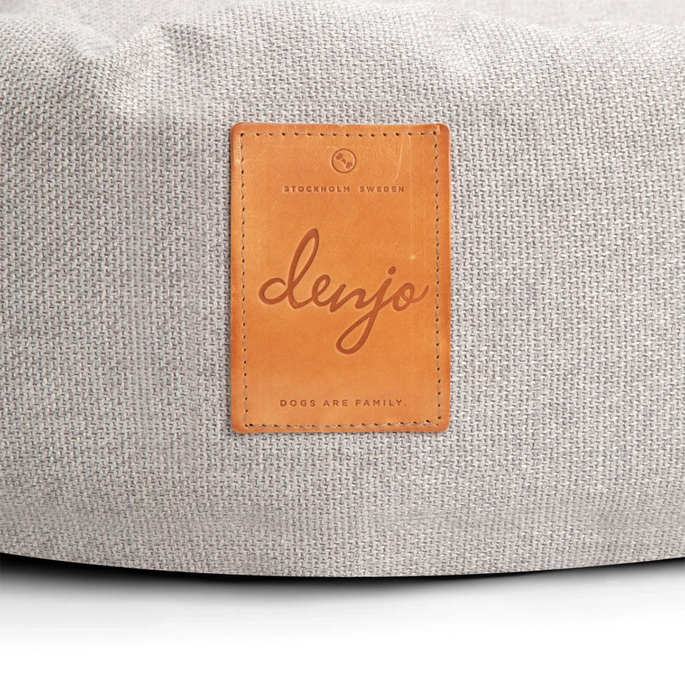 Das pflanzlich gegerbte Logo von Denjo Dogs auf dem Hundebett Donut.