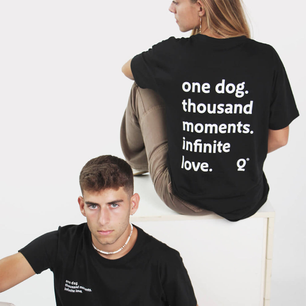 Das T-Shirt für Mann und Frau wird stilvoll im Studio in Szene gesetzt.