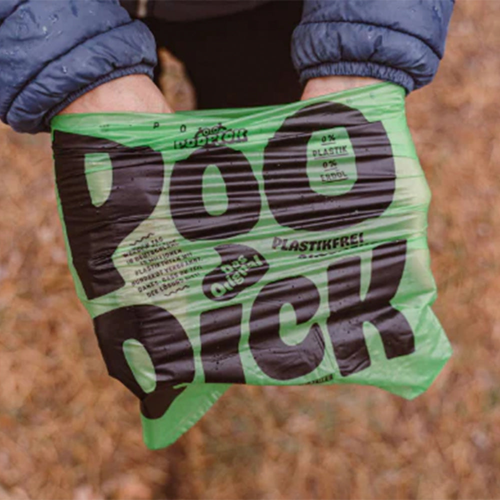 PooPick Hundekotbeutel wird auseinandergezogen – plastikfrei und umweltfreundlich.