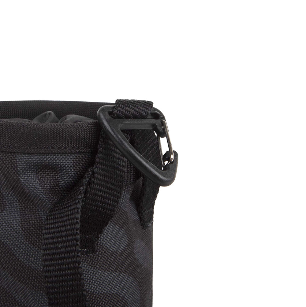 Roam Leckerlibeutel in Black Ripple mit befestigtem Karabiner – Detailansicht vor weißem Hintergrund