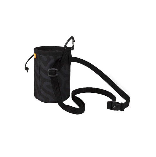 Seitliche Ansicht des Roam Leckerlibeutels in Black Ripple mit deutlich sichtbarem Tragegurt vor weißem Hintergrund