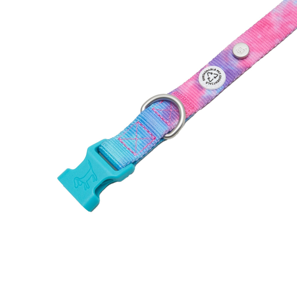 Detailansicht vom D-Ring und Klickverschluss des Halsbandes Tie Dye in der Farbe: Multi von Barkalot.