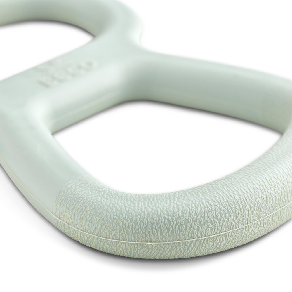 Detailaufnahme vom Hundespielzeug Tough Tugger. Griff mit Struktur für guten Halt.