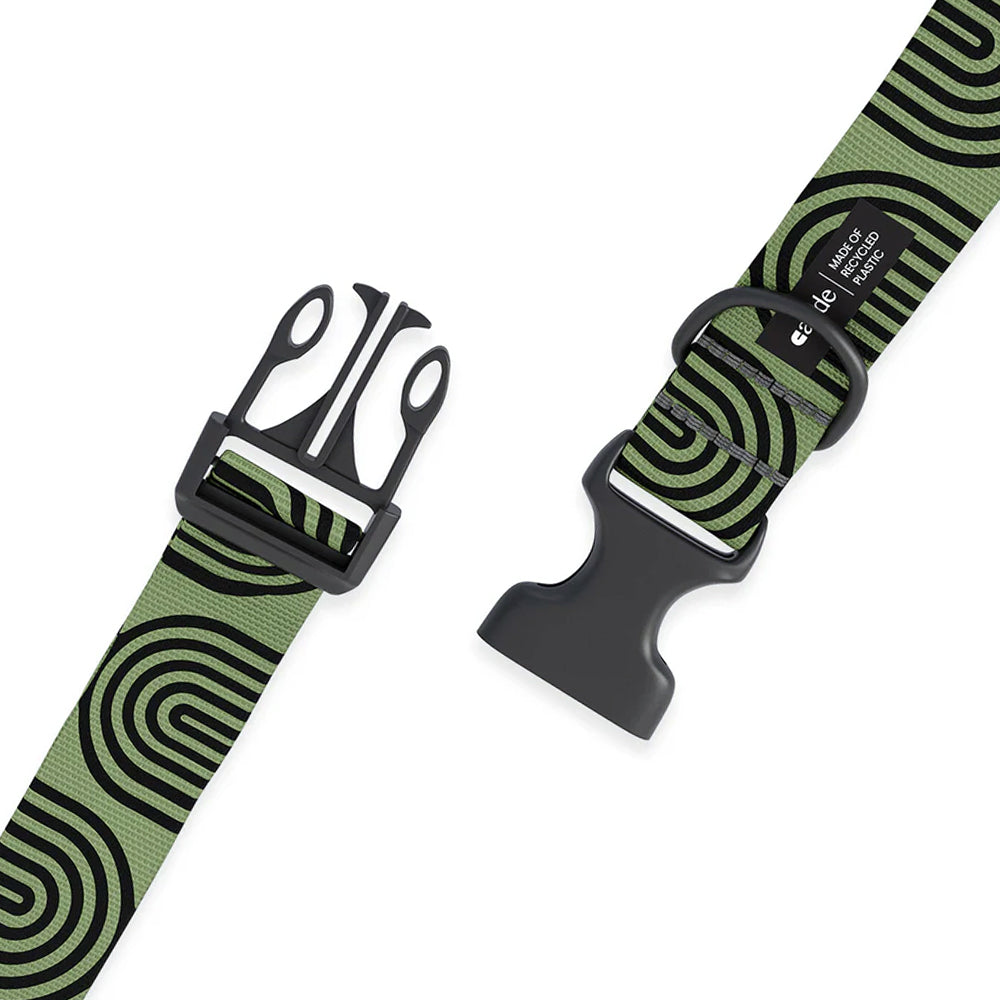 Detailaufnahme vom Halsband mit Klickverschluss und dem D-Ring - Juno: Grün, stilvoll, nachhaltig.
