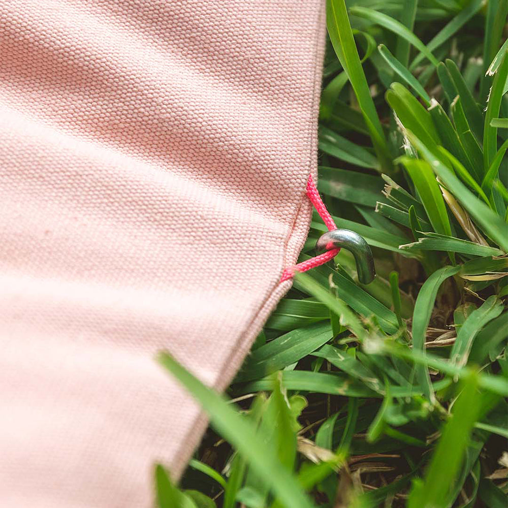 Detailaufnahme mit Erdnagel vom Nomad Bed in der Farbe: Light Pink.