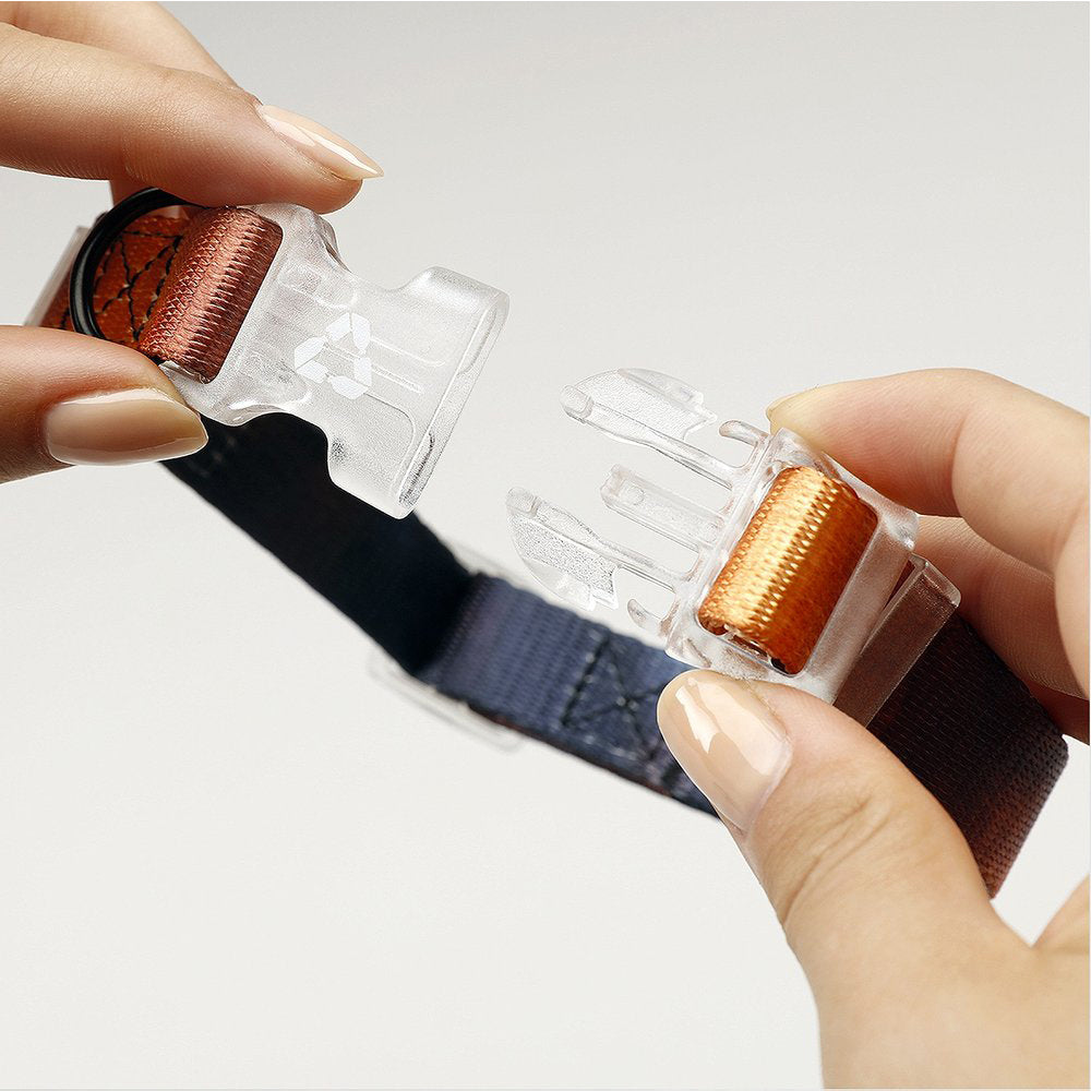 Nahaufnahme: Klickverschluss des Halsbands Bruce wird geöffnet