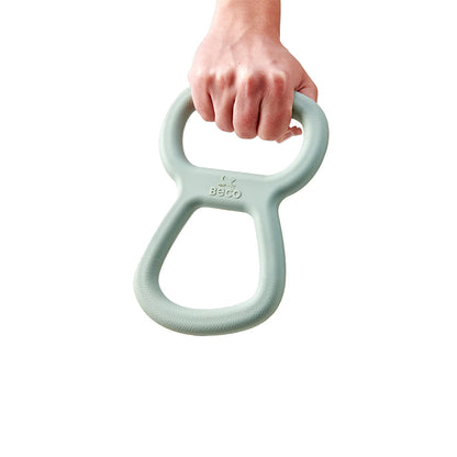 Hand hält das Zieh- und Zerrspielzeug von Beco fest im Griff.