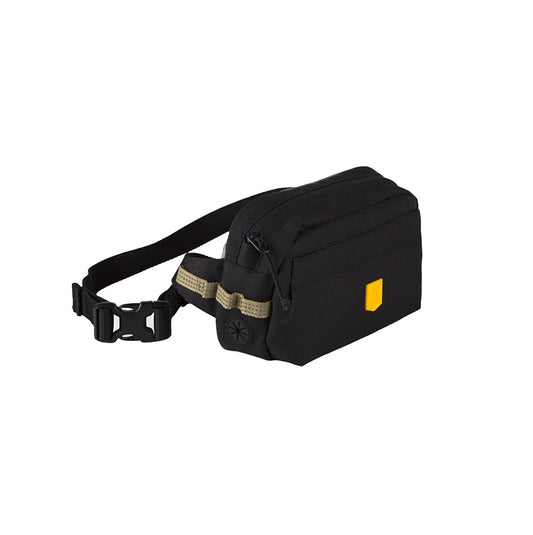 Alpha 360 Hip Pack von Woolly Wolf in Schwarz – nachhaltige Hüfttasche aus recyceltem PET mit mehreren Fächern, ideal für Hundespaziergänge.