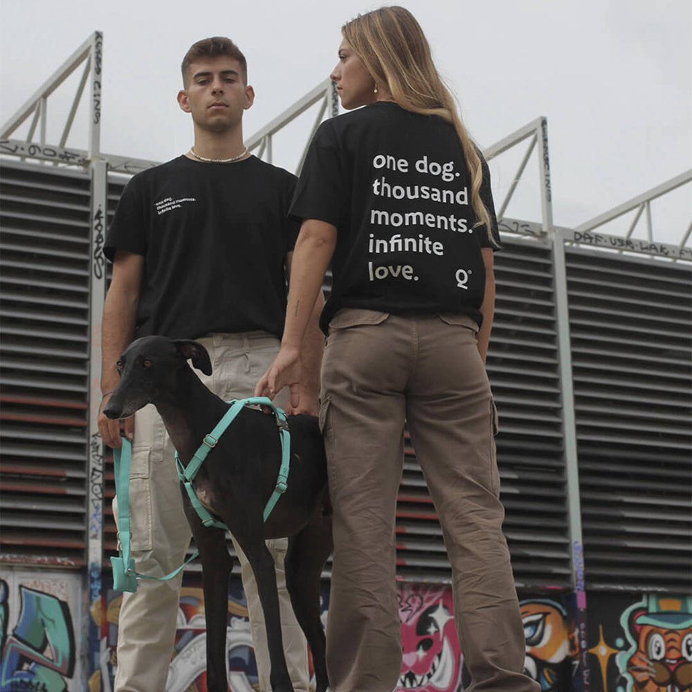 Frau und Mann tragen das T-Shirt in schwarz und haben ihren Hund mit dabei - Statement trifft auf Lifestyle.