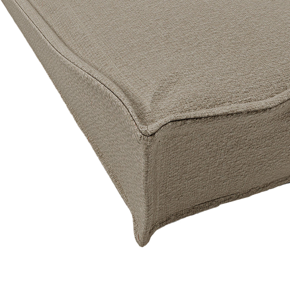 Blick auf eine Ecke des nachhaltigen Hundebettes von Cafide: Cuadra in beige.