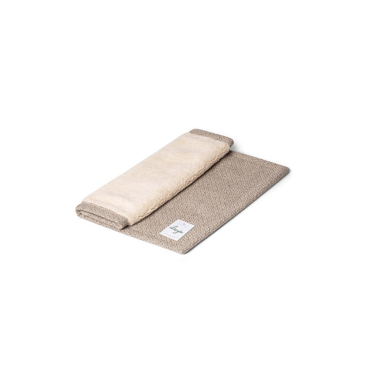 Die nachhaltige Decke Snuggle für Hunde in greige und mit zwei Liegeflächen.