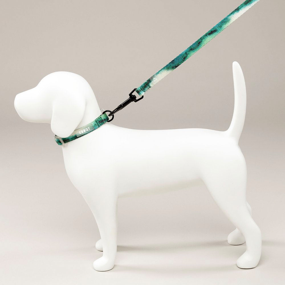 Schaufensterpuppe in Hundegestalt trägt das EDDGY™ Hundehalsband aus recyceltem Material, das Komfort und Nachhaltigkeit kombiniert.