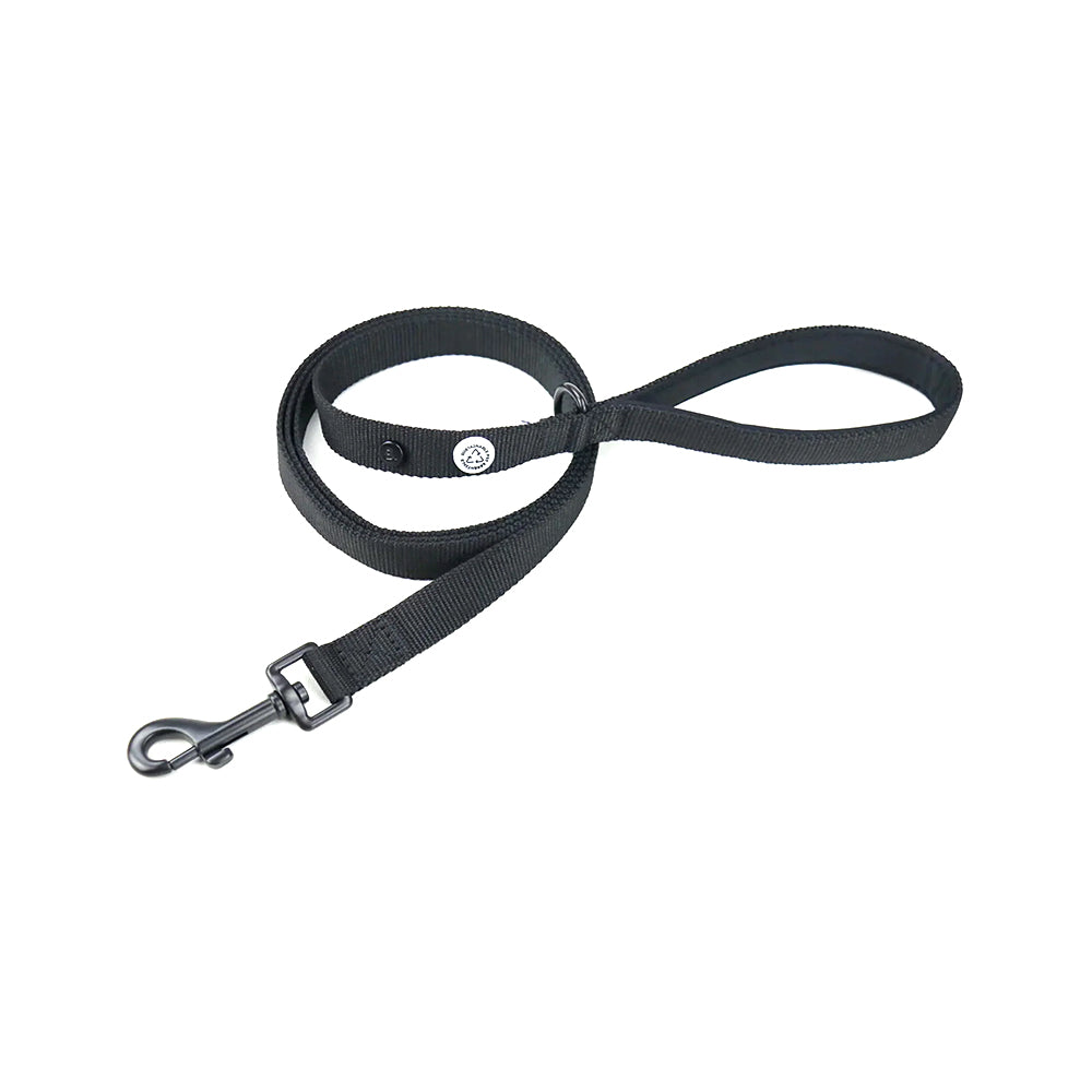 Schwarze Hundeleine Kodie von Barkalot auf weißem Hintergrund