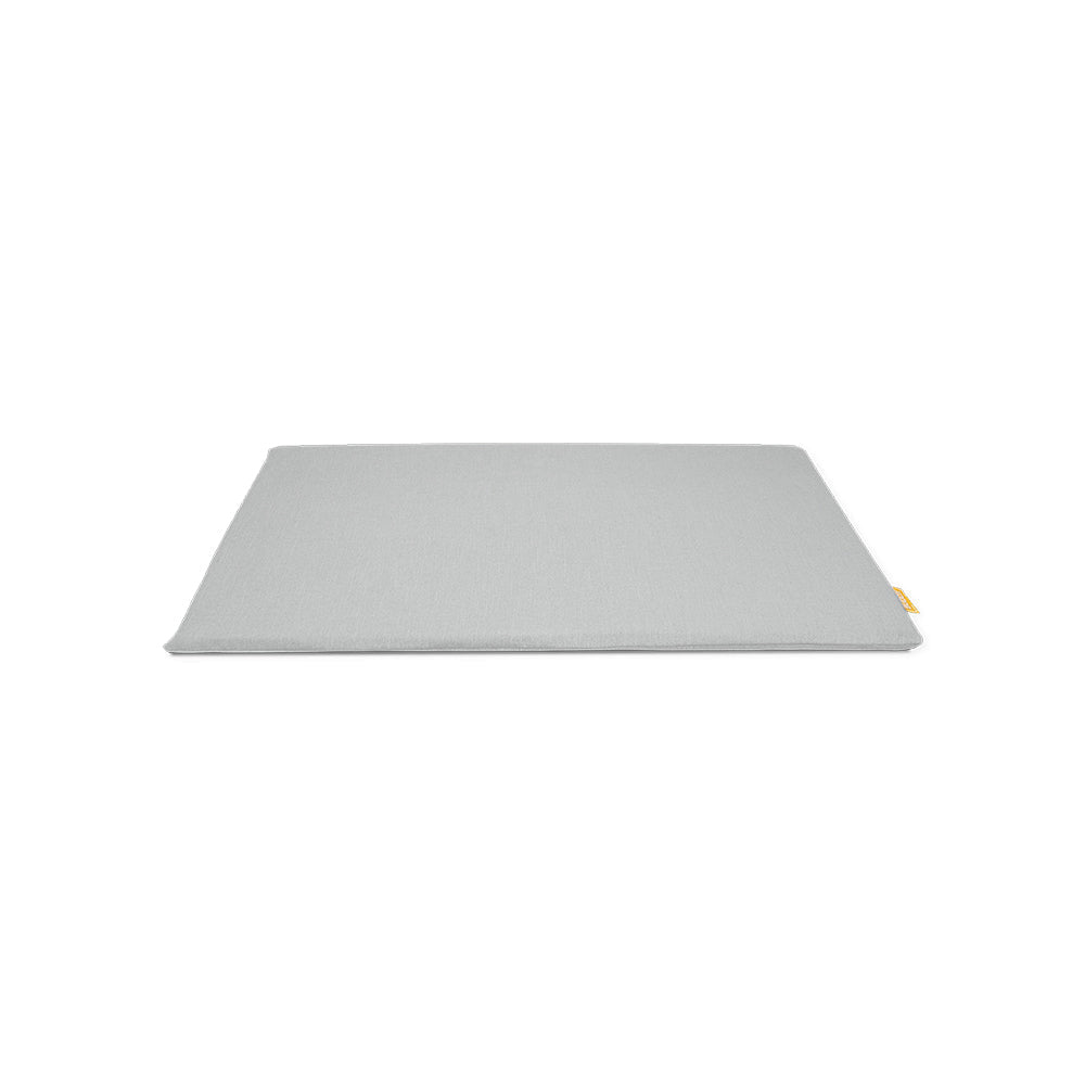 Die nachhaltige Hundematte Matt in der Farbe: Stone von BUDDY. auf weißem Hintergrund.