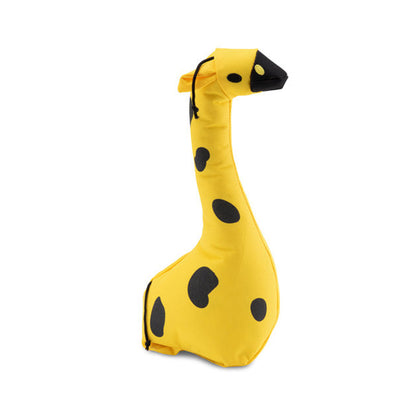 Das Hundespielzeug George the Giraffe von Beco aus recyceltem PET auf weißem Hintergrund.