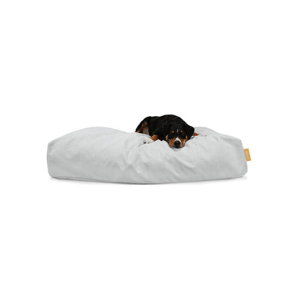 Hund liegt auf dem nachhaltigen Hundebett Jumbo in der Farbe: Stone und fühlt sich sichtlich wohl.