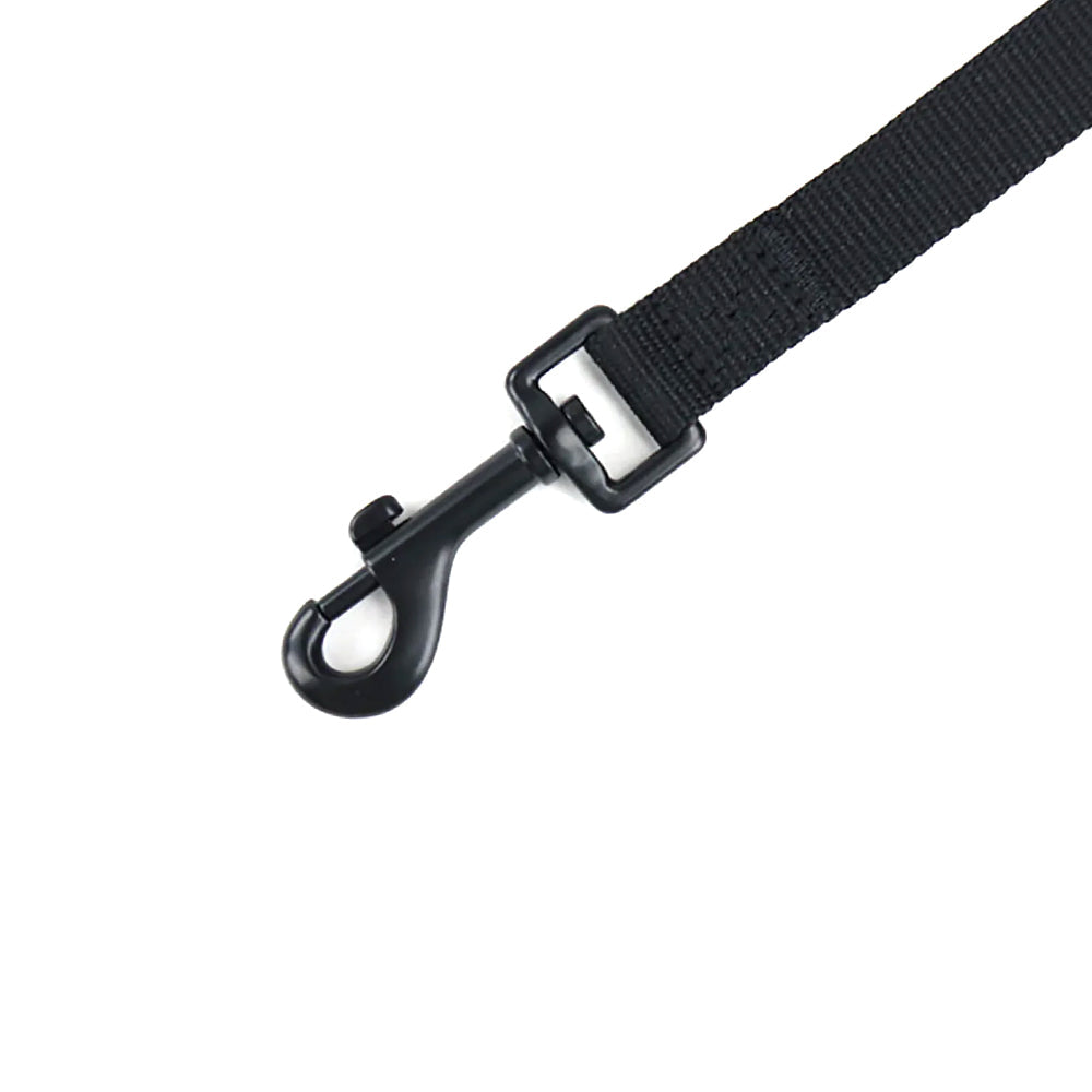 Detailansicht des drehbaren Edelstahl-Karabiners der Kodie-Leine in schwarz auf weißem Hintergrund