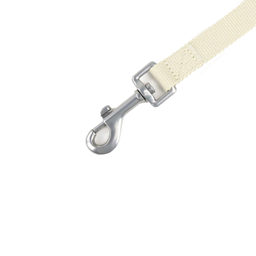 Detailansicht des drehbaren Edelstahl-Karabiners der Kodie-Leine in Sand auf weißem Hintergrund