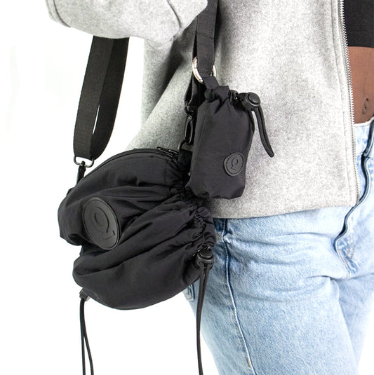 Der Leckerlibeutel in Schwarz von Qisu hängt an der Tasche.