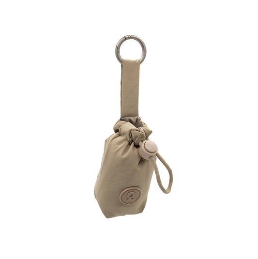 Der Leckerlibeutel mit Karabiner auf weißem Hintergrund von Qisu - Treats Pouch, beige.