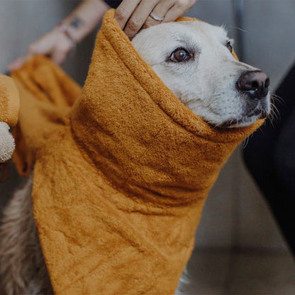 Bademantel Amber von Lill’s wird einem Hund über den Kopf gezogen