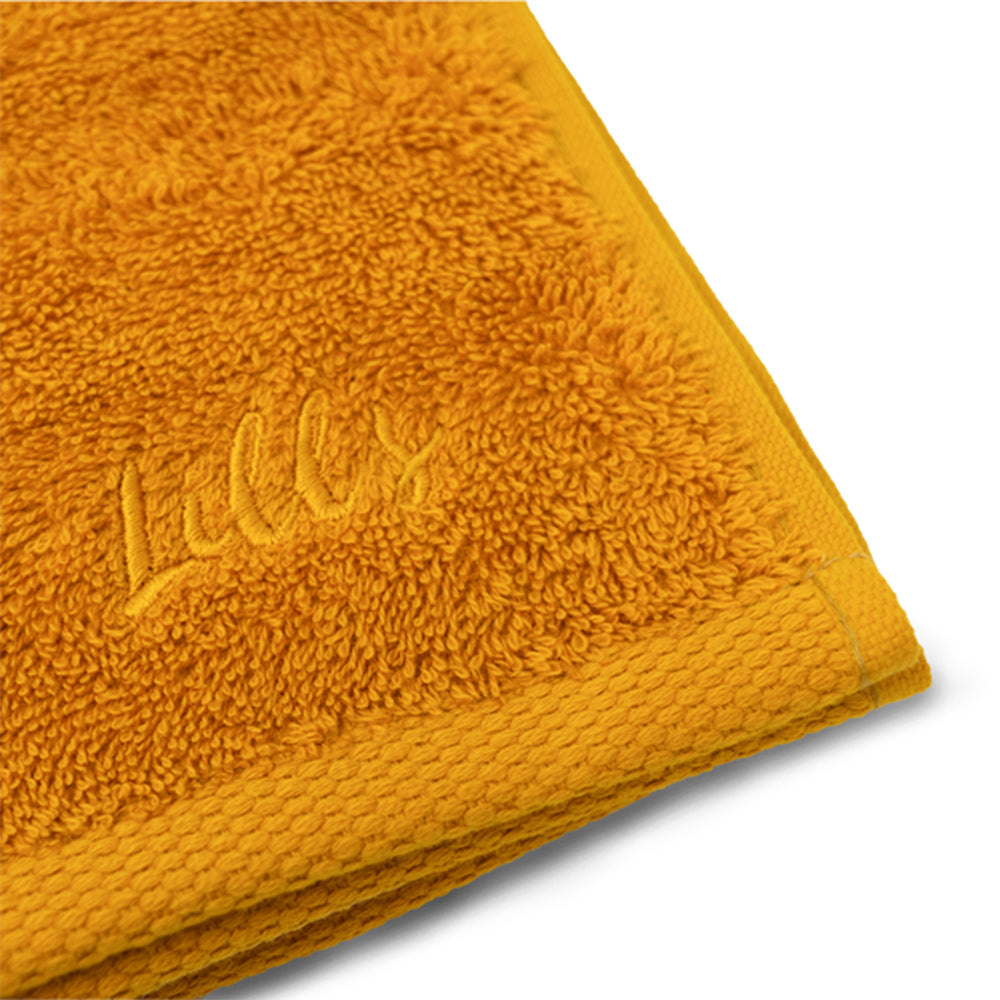 Nahaufnahme des Lill’s Hundehandtuchs Amber mit sichtbarem Logo-Detail