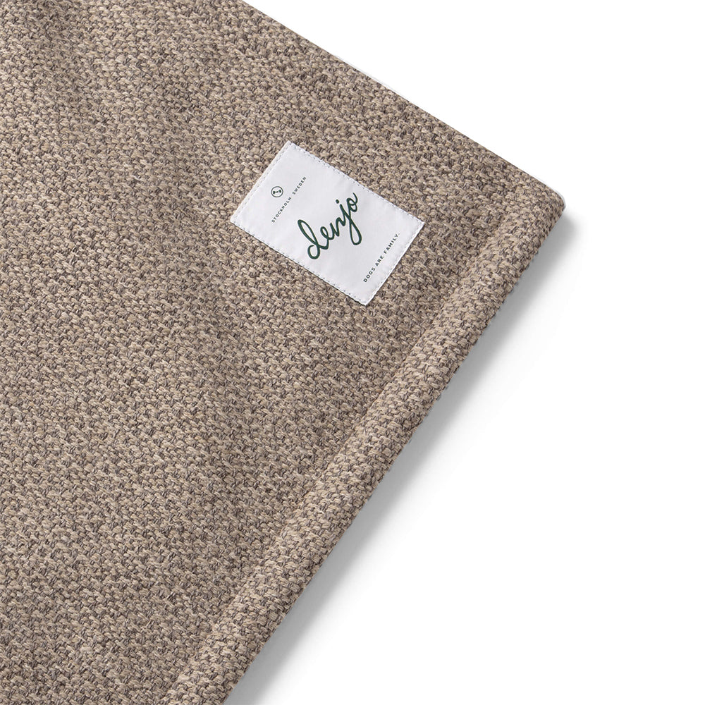 Das Logo auf der Hundedecke Snuggle in greige von Denjo Dogs.