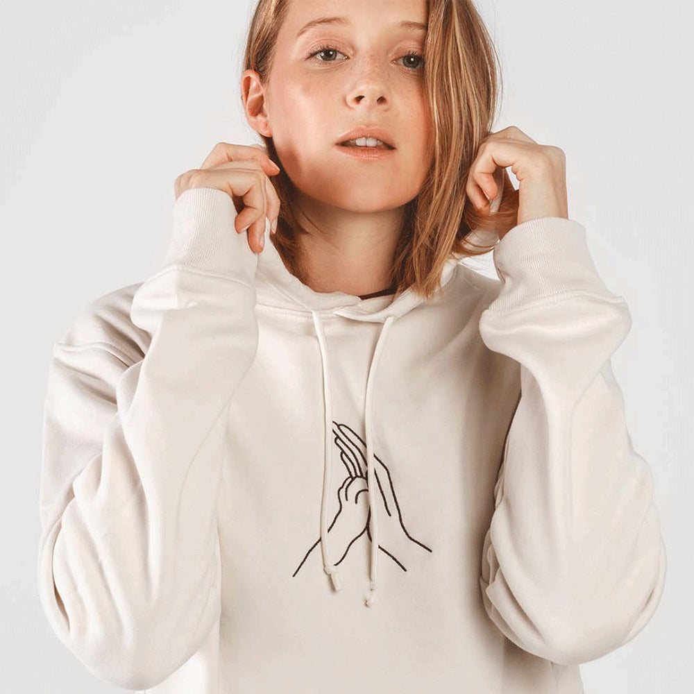 Mensch trägt den Hoodie mit dem Logo Hand & Paw - stilvoll und bequem