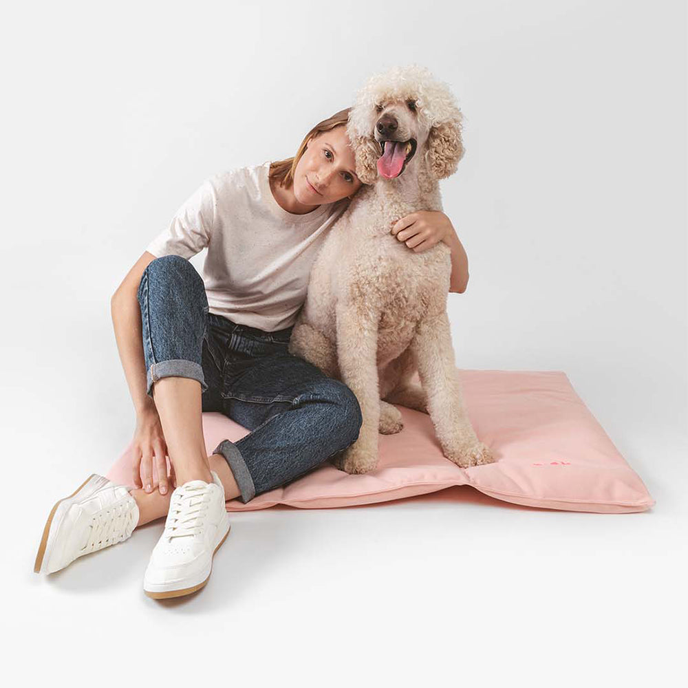 Hund und Mensch zusammen auf der Hundematte von Qisu in der Farbe: Light Pink