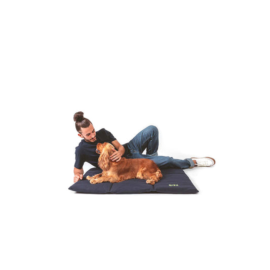 Mensch und Hund entspannen gemeinsam auf der Hundematte Nomad Bed von Qisu in der stilvollen Farbe: Navy.