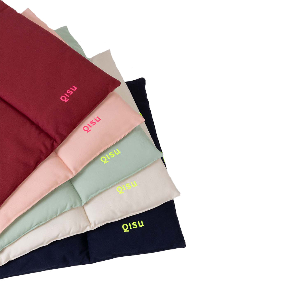 Die nachhaltige Hundematte Nomad Bed in verschiedenen Größen und Farben von Qisu - aus recyceltem PET und Bio-Baumwolle.