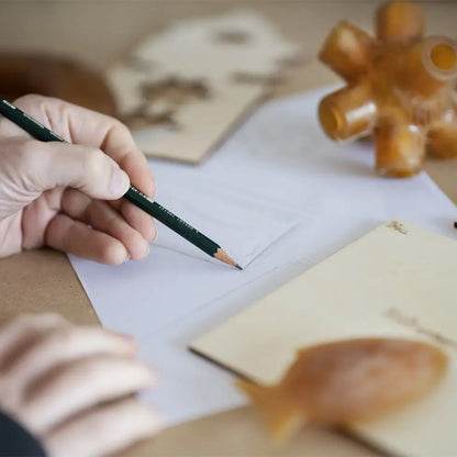 Technische Zeichnung und Designskizze des Retorn Ball & Rope Spielzeugs – nachhaltige Herstellung aus Bio-Harz und Baumwollseil veranschaulicht