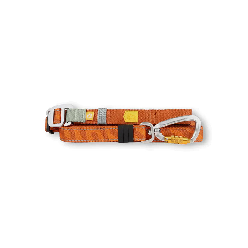 Nahaufnahme der Hundeleine Roam in Terracotta Ripple, aus recyceltem Polyester mit drehbarem Karabiner