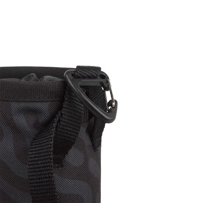 Roam Leckerlibeutel in Black Ripple mit befestigtem Karabiner – Detailansicht vor weißem Hintergrund