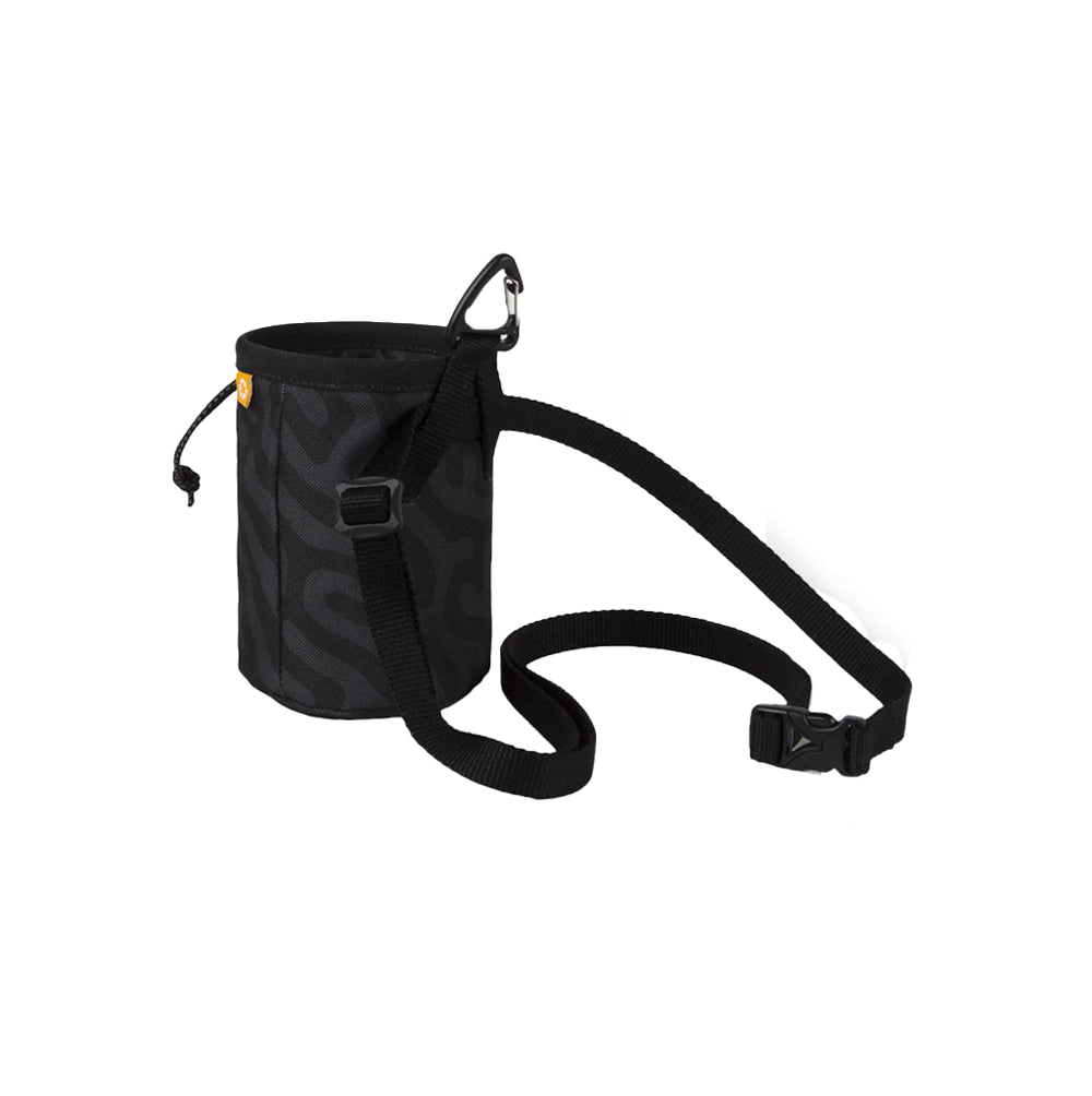 Seitliche Ansicht des Roam Leckerlibeutels in Black Ripple mit deutlich sichtbarem Tragegurt vor weißem Hintergrund