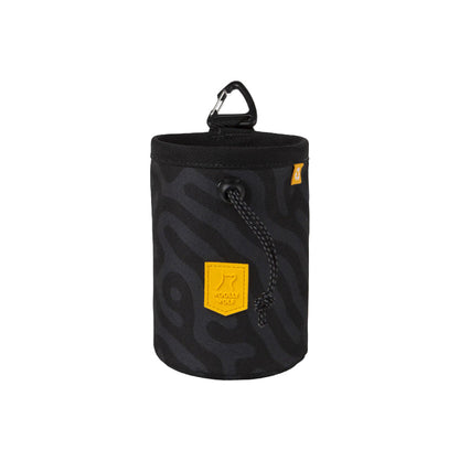 Schwarzer Leckerlibeutel aus recyceltem Material von Woolly Wolf auf weißem Hintergrund