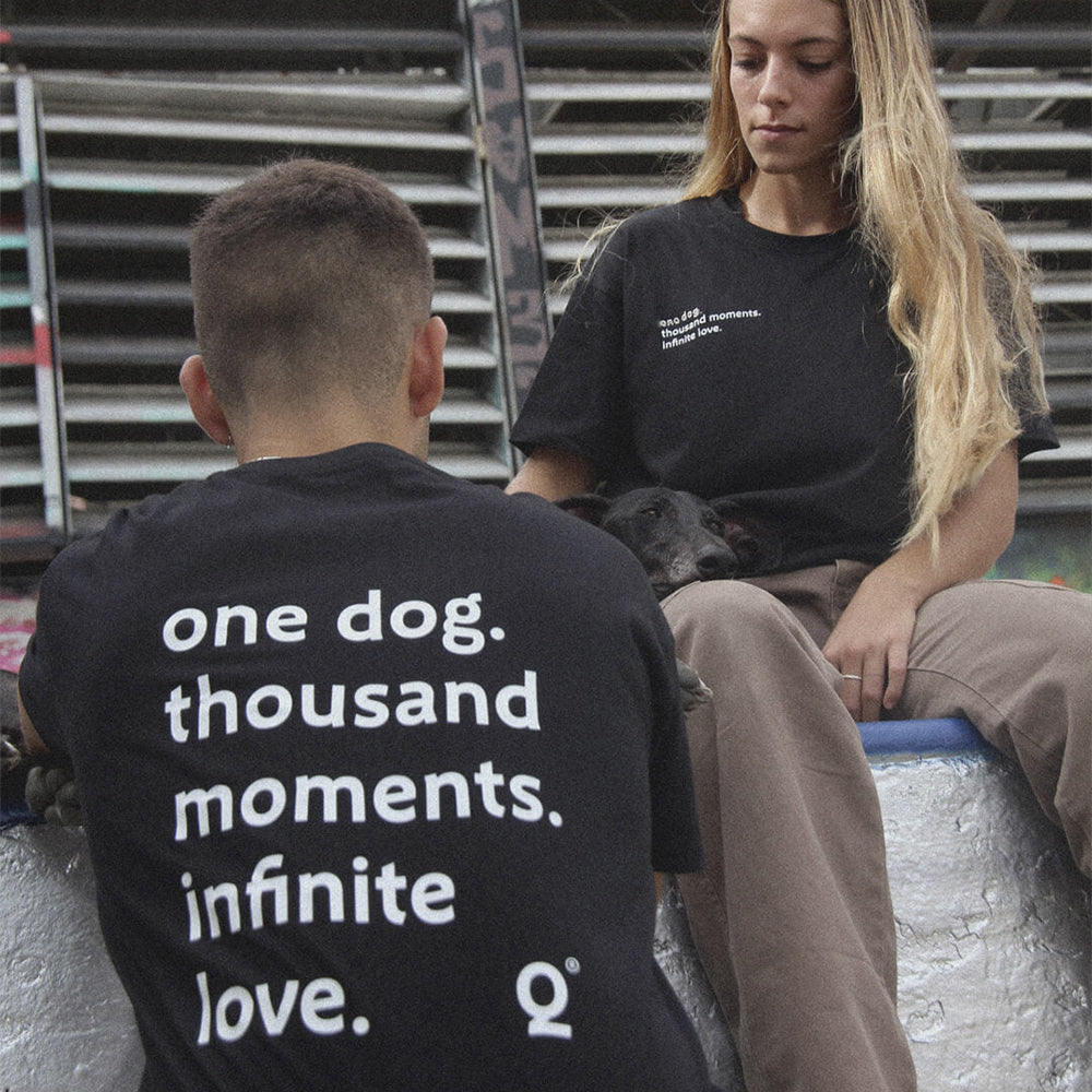 One Dog. Thousand Moments. Infinite Love. - das Statement auf der Rückseite. Frau und Mann tragen das T-Shirt.