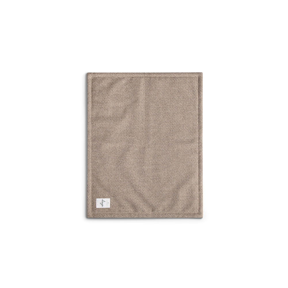 Die eine Seite der Hundedecke Snuggle in greige von Denjo Dogs.