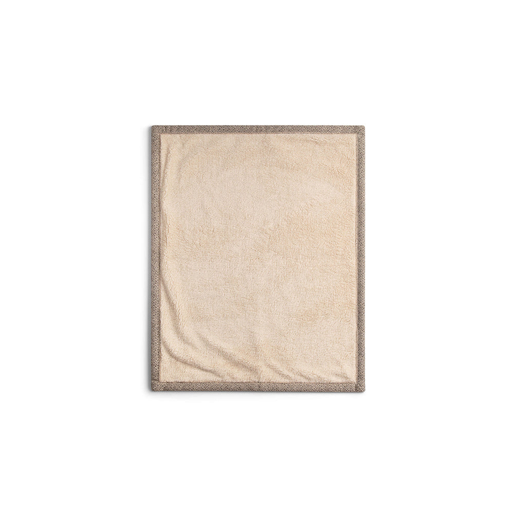 Die kuschelige Seite der stilvollen Hundedecke Snuggle in greige von Denjo Dogs.